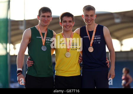 (l-r) Shane Martin, de l'Irlande du Nord, Andrew Douglas, de l'Angleterre du Sud-Ouest, et Craig Moriaty, de l'Écosse, reçoivent leurs médailles de saut à la perche pendant la cérémonie de remise des médailles aux Jeux scolaires de Sainsbury en 2015 à l'arène régionale de Manchester. Banque D'Images
