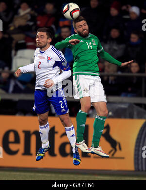 Stuart Dallas (à droite) d'Irlande du Nord et Jonas Tor Naes des îles Féroé se battent pour le ballon lors du match de qualification de l'UEFA European Championship au Torsvollur, Torshavn. Date de la photo : vendredi 4 septembre 2015. Voir PA Story FOOTBALL Iles Féroé. Le crédit photo devrait se lire comme suit : John Walton/PA Wire. Banque D'Images