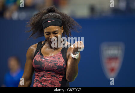 Serena Williams célèbre lors de son troisième match féminin de singles contre Bethanie Mattek Sands le cinquième jour de l'US Open à l'US Open au Billie Jean King National tennis Center le 4 septembre 2015 à New York, États-Unis. Banque D'Images