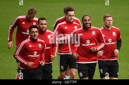 Le capitaine du pays de Galles Ashley Williams (deuxième en partant de la droite) pendant la séance d'entraînement au stade de Cardiff City, à Cardiff. Date de la photo: Samedi 5 septembre 2015. Voir PA Story FOOTBALL pays de Galles. Le crédit photo devrait se lire comme suit : Joe Giddens/PA Wire Banque D'Images