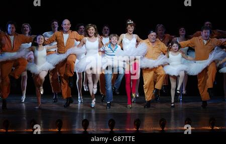 Acteur George McGuire (au centre), jouant le rôle de titre lors de la finale de la première mondiale de Billy Elliot The musical. Banque D'Images