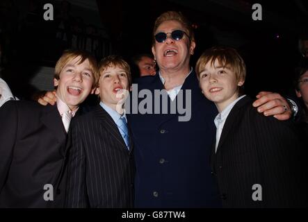 Sir Elton John avec Billy Elliot Actors (L-R) James Lomas, 14 ans, de Sheffield, George McGuire, 13 ans, de Stanford-le Hope et Liam Mower, 12 ans, de Hull, participant à la fête après la première mondiale de Billy Elliot The musical. Banque D'Images