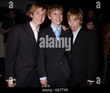 Billy Elliot acteurs (G-D) James Lomas, 14, de Sheffield, George McGuire, 13,De Stanford-le Hope et Liam Mower, 12 ans, de Hull, participant à la fête après la première mondiale de Billy Elliot The musical. Banque D'Images