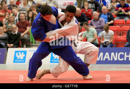 Harry Mustard (bleu) d'Écosse et Christopher Kumesu-Egru (blanc) participent à la finale des garçons de moins de 73 g de judo lors des Jeux scolaires de Sainsbury en 2015 sur le site de l'Armitage, à Manchester. Banque D'Images