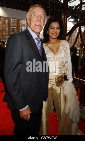 Première mondiale de Billy Elliot The musical - Victoria Theatre. Bruce Forsyth et sa femme Wilnelia arrivent. Banque D'Images