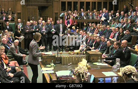 Le chef intérimaire du parti travailliste Harriet Harman parle lors des questions du premier ministre à la Chambre des communes, à Londres. Banque D'Images