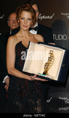 Festival de Cannes 2005 - Trophée Chopard - l'Hôtel Carlton. Meilleure femme Newcomer Kelly Reilly avec son prix. Banque D'Images