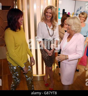 La duchesse de Cornwall rencontre Janet Street-porter (à gauche) et Penny Lancaster (au centre) lors d'une visite dans les studios ITV pour souligner le 60e anniversaire de la chaîne de télévision, elle a visité les studios ITV récemment rénovés au bord de la rivière à Waterloo, à Londres, où elle a rencontré les présentateurs et le personnel de ce matin, Good Morning Britain et Loose Women. Banque D'Images