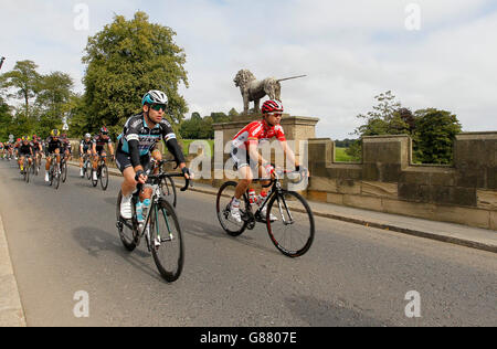 Etixx-Quick Step Mark Cavendish (à gauche) traverse le pont du lion à Alnwick lors de la quatrième étape du Tour de Grande-Bretagne d'Édimbourg à Blyth. Banque D'Images