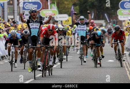 Fernando Gaviria d'Etixx-Quick Step remporte la quatrième étape du Tour de Grande-Bretagne d'Édimbourg à Blyth. Banque D'Images