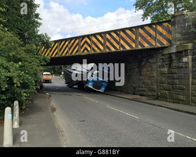 Un camion est coincé à Milngavie près de Glasgow après que le conducteur a tenté de passer sous un pont bas. Banque D'Images