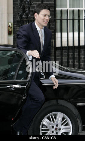 David Miliband, le nouveau ministre des collectivités et des gouvernements locaux, arrive. La position du Premier ministre britannique Tony Blair est sous pression après que les députés travaillistes de l'arrière-ban ont lancé de nouveaux appels pour qu'il quitte l'Union plus tôt que plus tard. M. Blair cherchera à renforcer sa position mercredi, lorsque, lors d'une comparution devant le Parti travailliste parlementaire à Westminster, il devrait souligner son engagement à occuper un troisième mandat complet. Banque D'Images