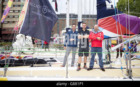 Alex Brown (à droite) et Ian Elliot (à gauche) d'Elliot Brown Watches avec Matthew Ogg, leur ambassadeur de la marque, à bord de Danang Viet Nam à St Katharine Docks, Londres. Elliot Brown Watches est le sponsor officiel de la Clipper Round the World Race. APPUYEZ SUR ASSOCIATION photo. Date de la photo: Dimanche 30 août 2015. Le crédit photo devrait se lire: Chris Ison/PA Wire Banque D'Images