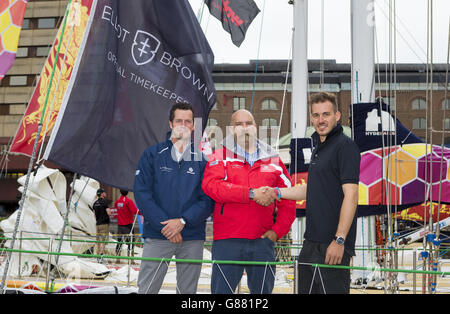 Alex Brown (au centre) et Ian Elliot (à gauche) d'Elliot Brown Watches avec Matthew Ogg, leur ambassadeur de la marque, à bord de Danang Viet Nam à St Katharine Docks, Londres. Elliot Brown Watches est le sponsor officiel de la Clipper Round the World Race. APPUYEZ SUR ASSOCIATION photo. Date de la photo: Dimanche 30 août 2015. Le crédit photo devrait se lire: Chris Ison/PA Wire Banque D'Images