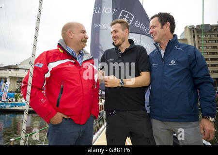 Alex Brown (à gauche) et Ian Elliot (à droite) d'Elliot Brown Watches avec Matthew Ogg, leur ambassadeur de la marque, à bord de Danang Viet Nam aux quais de St Katharine, Londres. Elliot Brown Watches est le sponsor officiel de la Clipper Round the World Race. Banque D'Images