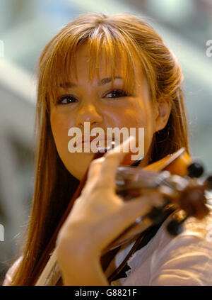 Lancement de l'album Nicola Benedetti - Virgin Megastore.Violoniste écossais et jeune musicien de l'année de la BBC Nicola Benedetti, 17. Banque D'Images