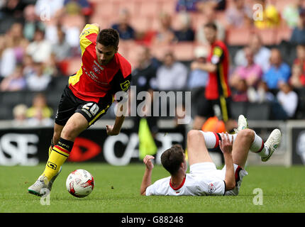 Jon Toral de Birmingham City (à gauche) et Darren de Milton Keynes Potter lutte avec le ballon Banque D'Images