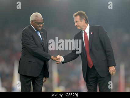 UK Athletics Lynn Davies se serre la main avec la présidente sortante de l'IAAF, Lamine Diack (à gauche) pendant la neuvième journée des Championnats du monde de l'IAAF au stade national de Beijing, en Chine. Banque D'Images