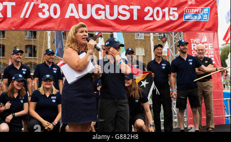 Ali Hudson, de Lee on Solent, est surmontée avec émotion car elle accepte une proposition de mariage de John Dyer qui a proposé pendant la présentation de l'équipe au cours du neuvième jour du lancement de la course mondiale de Clipper Round the World Yacht Race à St Katharine Docks, Londres. Banque D'Images