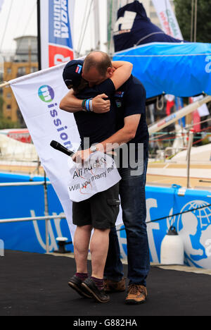 John Dyer, de Lee on Solent, propose à Ali Hudson un membre de l'équipage à bord du yacht Mission Performance au cours de la neuvième journée du lancement de la course Clipper Round the World Yacht Race à St Katharine Docks, Londres. Banque D'Images