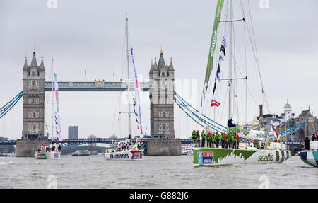 La flotte de yachts participant à la Clipper Round the World Yacht Race passe par Tower Bridge à Londres. La flotte quitte la capitale aujourd'hui au début de leur tour de 4,000 mois, 11 milles marins, global. Banque D'Images