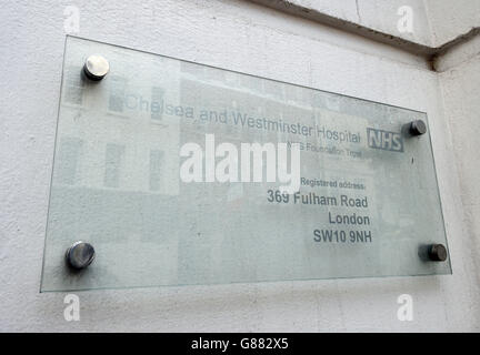 Une vue générale d'un panneau à l'entrée de la clinique 56 Dean Street à Soho, à Londres, après que l'identité de centaines de patients séropositifs ait été diffusée par erreur à la suite d'une violation des données à la clinique. Banque D'Images