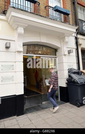 Une vue générale de l'entrée de la clinique Dean Street de 56 à Soho, à Londres, après que l'identité de centaines de patients séropositifs ait été diffusée par erreur après une violation des données à la clinique. Banque D'Images