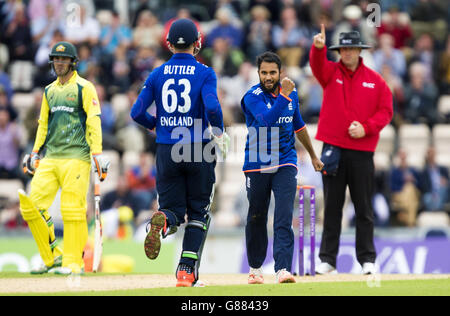 Adil Rashid, en Angleterre, célèbre le bowling George Bailey, en Australie, lors du premier match de la Royal London One Day International Series au Ageas Bowl, à Southampton. Banque D'Images