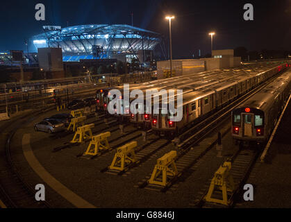 Vue générale du stade Arthur Ashe depuis la promenade de 7 train le troisième jour de l'US Open à l'US Open au Billie Jean King National tennis Center le 3 septembre 2015 à New York, États-Unis. Banque D'Images