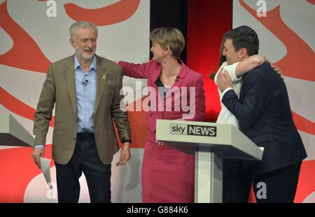 Les candidats à la direction du travail (gauche - droite) Jeremy Corbyn, Yvette Cooper, Liz Kendall (partiellement obscurci) et Andy Burnham après un débat en direct sur Sky News qui s'est tenu à Sage, sur la place St Mary's, à Gateshead. Banque D'Images