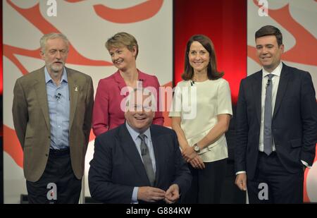 Les candidats à la direction du travail (gauche - droite) Jeremy Corbyn, Yvette Cooper, Liz Kendall et Andy Burnham avec le modérateur Adam Boulton après un débat en direct sur Sky News qui s'est tenu à Sage, sur la place St Mary's, à Gateshead. Banque D'Images