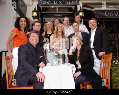 Neil Fox avec les DJ de Capital FM lors d'un photocall pour Capital FM's Aidez Une vente aux enchères et un dîner de charité d'enfant de Londres. Banque D'Images