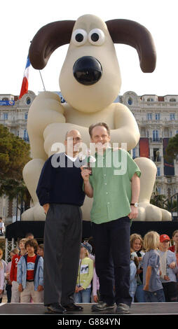 Jeffrey Katzenberg, co-fondateur de SKG Dreamworks, et Nick Park assistent à une séance photo pour lancer leur nouveau film d'animation pleine longueur, Wallace and Gromit. Banque D'Images