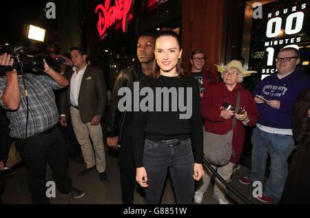 Daisy Ridley et John Boyega rendent visite à des gens qui font la queue dans le magasin Disney de Londres pour Star Wars: The Force Awakens Toys, dans le cadre de l'événement mondial appelé « Force Friday », la sortie de nouveaux jouets Star Wars et d'autres articles du nouveau film « Star Wars: The Force Awakens ». Banque D'Images