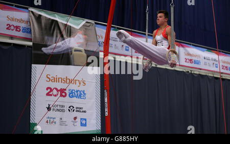 Sport - Sainsbury's 2015 School Games - troisième jour - Manchester.Harry Caulwell en Angleterre sur les anneaux de la gymnastique lors des Jeux scolaires de Sainsbury en 2015 à Manchester. Banque D'Images