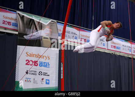 Sport - Sainsbury's 2015 School Games - troisième jour - Manchester.Harry Caulwell en Angleterre sur les anneaux de la gymnastique lors des Jeux scolaires de Sainsbury en 2015 à Manchester. Banque D'Images