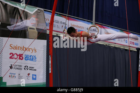 Sport - Sainsbury's 2015 School Games - troisième jour - Manchester.Harry Caulwell en Angleterre sur les anneaux de la gymnastique lors des Jeux scolaires de Sainsbury en 2015 à Manchester. Banque D'Images