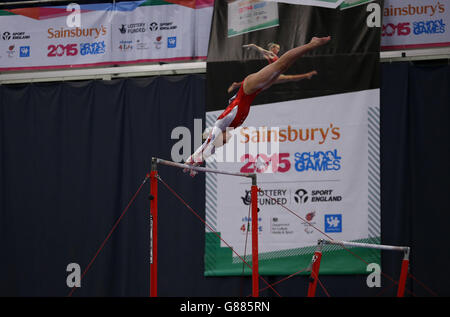 Maisie Methuen, pays de Galles, sur les bars inégaux de la gymnastique lors des Jeux scolaires de Sainsbury en 2015 à Manchester.APPUYEZ SUR ASSOCIATION photo.Date de la photo: Samedi 5 septembre 2015.Le crédit photo devrait se lire: Steven Paston/PA Wire Banque D'Images