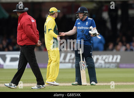 Steve Smith, de l'Australie, échange des mots avec le capitaine d'Angleterre Eoin Morgan (à droite) après que Ben Stokes (non représenté) ait été donné pour avoir fait obstruction au terrain lors du deuxième match de la série internationale Royal London One Day à Lord's, Londres. Banque D'Images