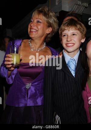 Denise Welch avec l'acteur Billy Elliot George McGuire, 13 ans, de Stanford-le Hope, participant à la fête après la première mondiale. Banque D'Images