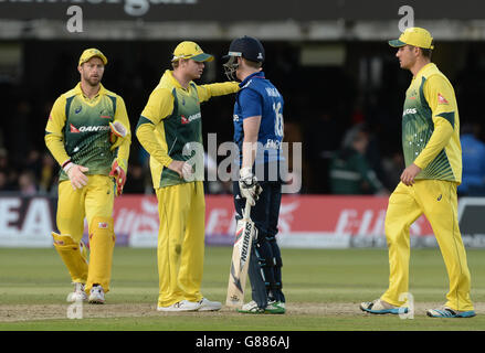 Le capitaine d'Angleterre Eoin Morgan (à droite) échange des mots avec le capitaine d'Australie Steve Smith (deuxième à gauche) après que l'Australie ait remporté le deuxième match de la Royal London One Day International Series à Lord's, Londres. Banque D'Images