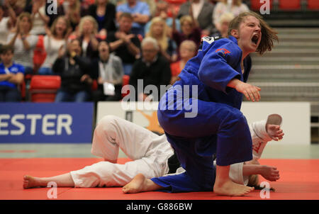 Emily Young (blanche) d'Angleterre et Rachel McLachlan (bleue) d'Écosse participent à la finale des filles de moins de 63 g de judo lors des Jeux scolaires de Sainsbury en 2015 sur le site de l'Armitage, à Manchester. Banque D'Images