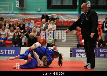 Emily Young (blanche) d'Angleterre et Rachel McLachlan (bleue) d'Écosse participent à la finale des filles de moins de 63 g de judo lors des Jeux scolaires de Sainsbury en 2015 sur le site de l'Armitage, à Manchester. Banque D'Images