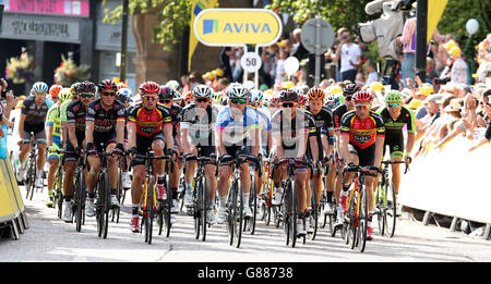 Etixx-Quick Step's Mark Cavendish (au centre) et le pack de fuite traversent la ligne d'arrivée dans le centre-ville de Colne, lors de la deuxième étape du Tour de Grande-Bretagne de Clitheroe à Colne. APPUYEZ SUR ASSOCIATION photo. Date de la photo: Lundi 7 septembre 2015. Voir PA Story CYCLISME Tour. Le crédit photo devrait se lire comme suit : Peter Byrne/PA Wire Banque D'Images