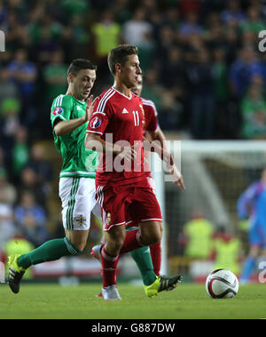 Chris Baird, d'Irlande du Nord (à gauche), lutte pour le ballon avec Krisztian Nemeth, en Hongrie, lors du match de qualification de l'UEFA European Championship à Windsor Park, Belfast. APPUYEZ SUR ASSOCIATION photo. Date de la photo: Lundi 7 septembre 2015. Voir PA Story SOCCER N Irlande. Le crédit photo devrait se lire comme suit : Liam McBurney/PA Wire Banque D'Images