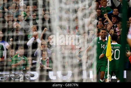 ***ALTERNATE CROP*** Jon Walters (à gauche), de la République d'Irlande, célèbre avec son coéquipier Wes Hoolahan après avoir marquant le premier but du match de qualification du Championnat d'Europe de l'UEFA au stade Aviva, à Dublin. Banque D'Images