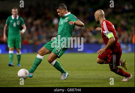 Jon Walters (à gauche) de la République d'Irlande et Jaba Kankava de Géorgie lors du match de qualification de l'UEFA European Championship au stade Aviva, à Dublin. APPUYEZ SUR ASSOCIATION photo. Date de la photo: Lundi 7 septembre 2015. Voir PA Story FOOTBALL Republic. Le crédit photo devrait se lire comme suit : Brian Lawless/PA Wire Banque D'Images