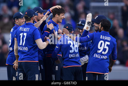 Steven Finn (au centre), en Angleterre, célèbre l'arrivée de Steve Smith, en Australie, au bowling d'Adil Rashid, lors du troisième match de la Royal London One Day International Series à Emirates Old Trafford, Manchester. Banque D'Images