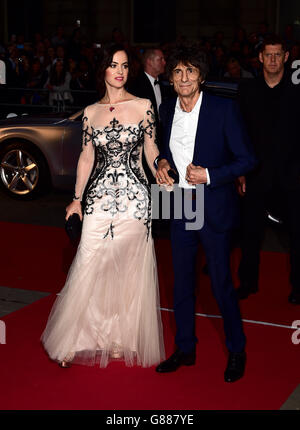 Ronnie Wood et Sally Humphreys assistent aux GQ Men of the Year Awards 2015 à l'Opéra royal de Londres. APPUYEZ SUR ASSOCIATION photo. Date de la photo: Mardi 8 septembre 2015. Voir l'histoire de PA SHOWBIZ GQ. Le crédit photo devrait se lire comme suit : Ian West/PA Wire Banque D'Images