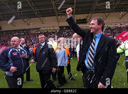 Soccer - FA Barclays Premiership - West Bromwich Albion v Portsmouth - The Hawthorns.Bryan Robson, directeur de West Bromwich Albion, applaudit les fans Banque D'Images